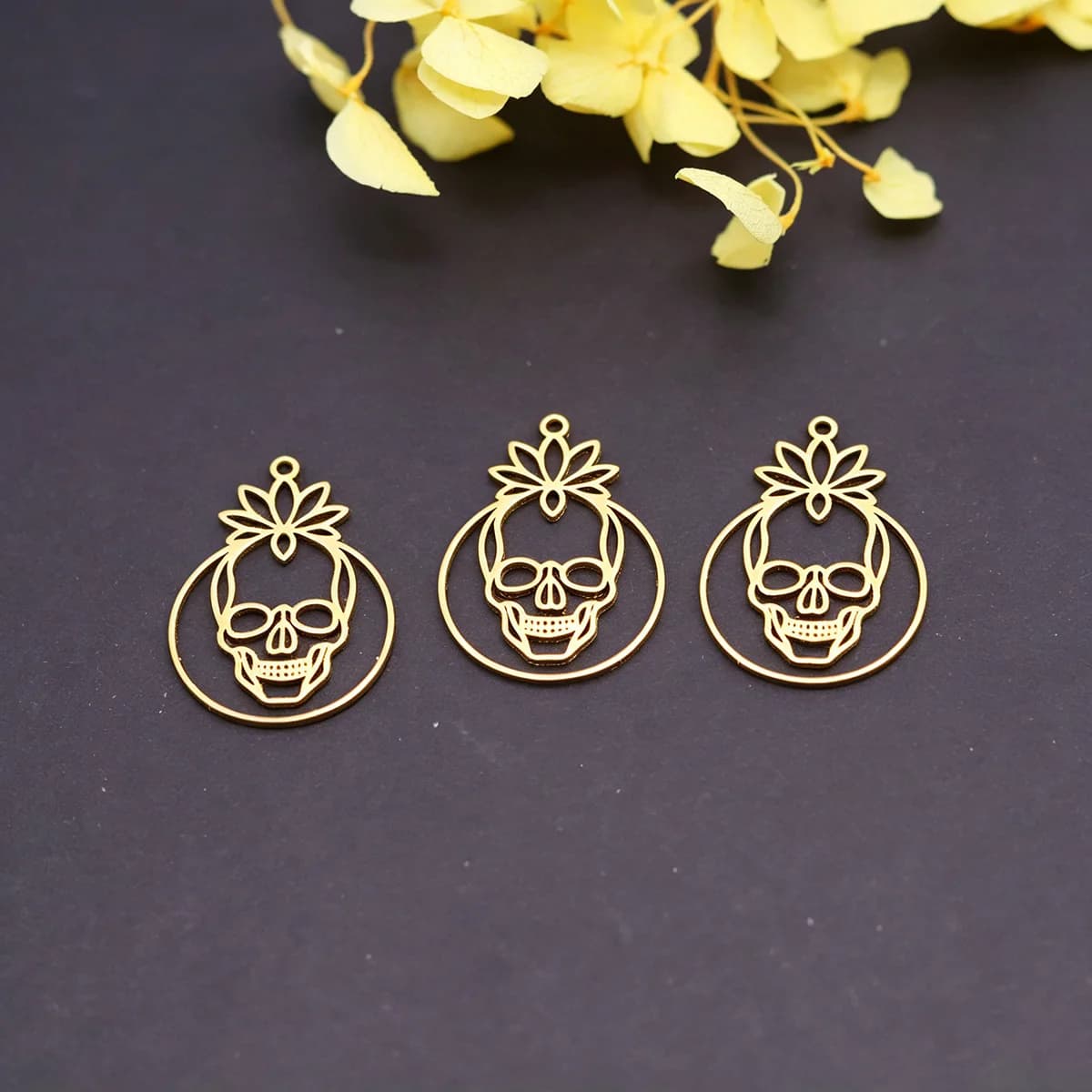 Set di 3 Ciondoli a Forma di Teschio e Fiore in Acciaio Inox, Pendenti Rotondi Traforati a Forma di Loto per Creazione di Gioielli Fai-da-Te, Collane e Orecchini
