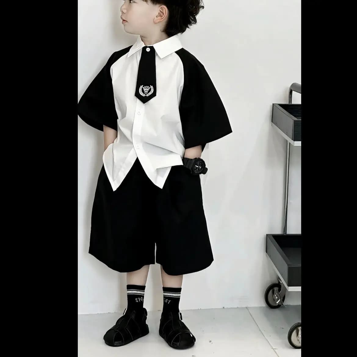 Set 3 pezzi Set di abbigliamento estivo per ragazzo camicia Patchwork + pantaloncini neri + cravatta bambino bambini bambino gentiluomo bei vestiti 2-9 Y