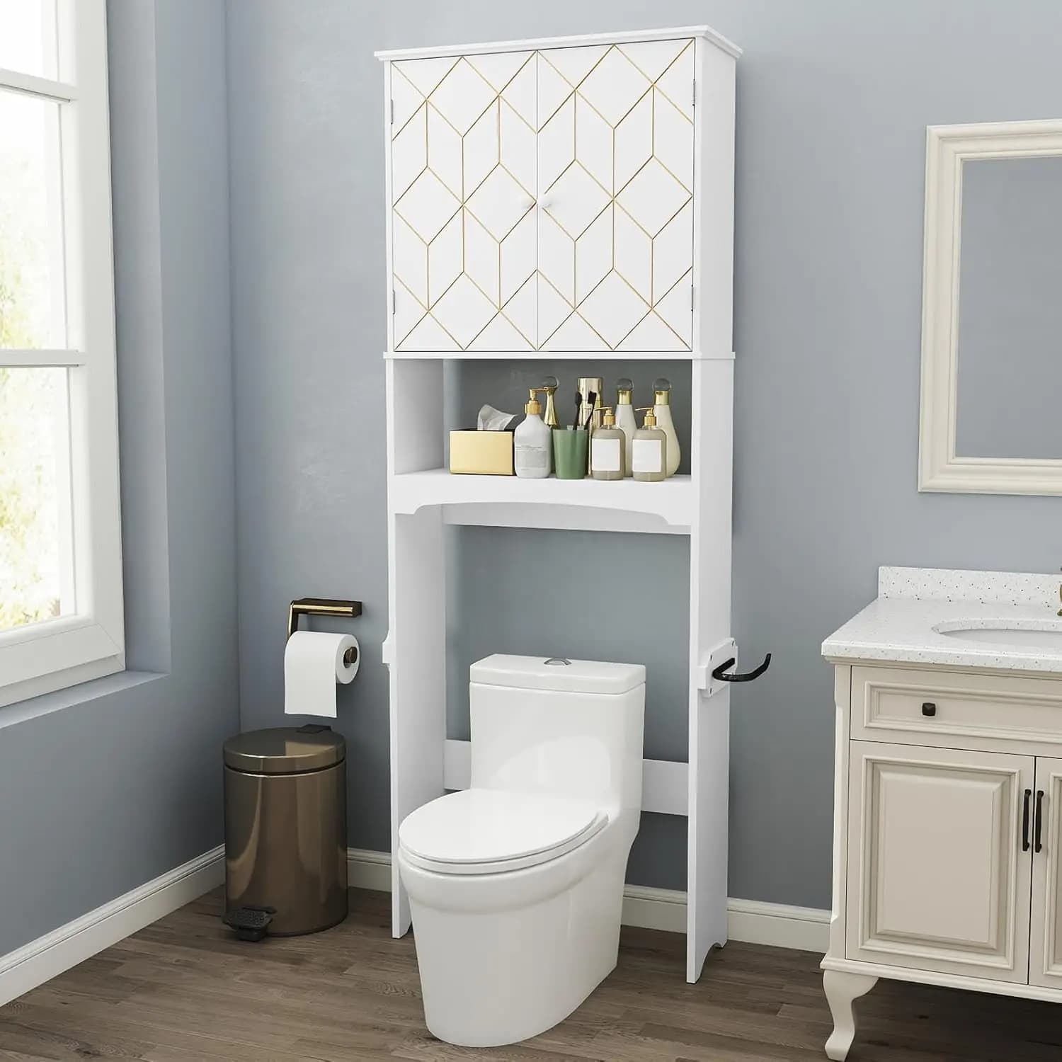 Mobiletto Salvaspazio da Bagno Sopra il WC con Finiture Dorate, Ripiani Regolabili e Porta Carta Igienica, Bianco Personalizzabile