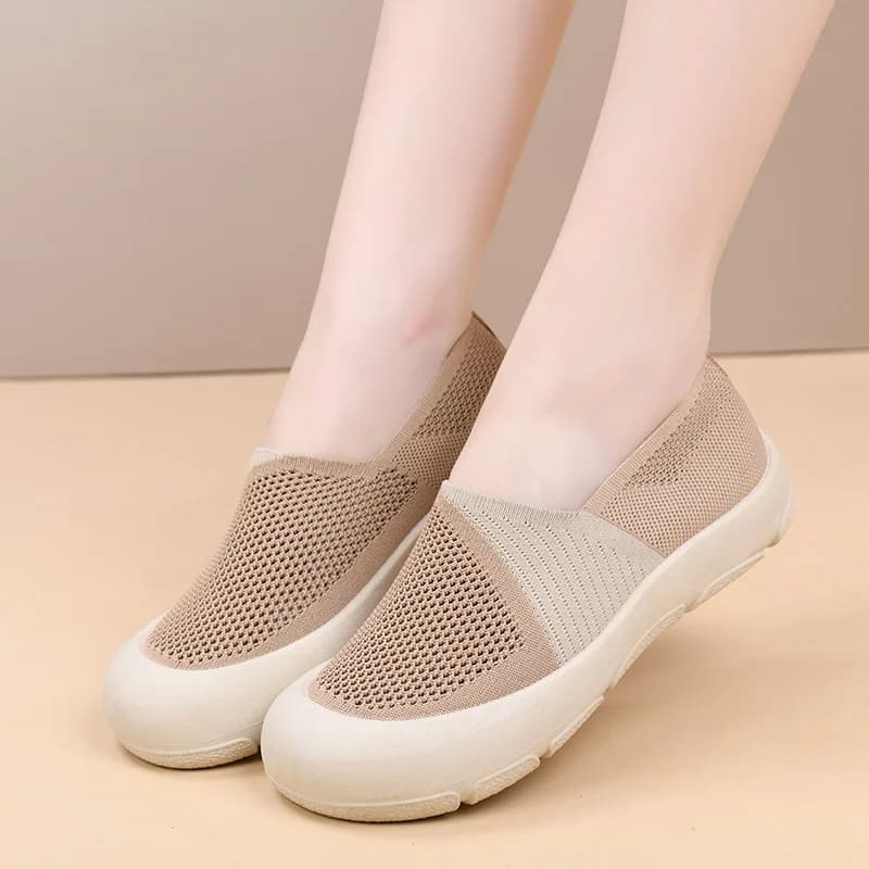 Nuove scarpe estive in stoffa vecchia Pechino da donna, scarpe in rete, scarpe da mamma leggere e traspiranti cave, scarpe casual antiscivolo con suola morbida