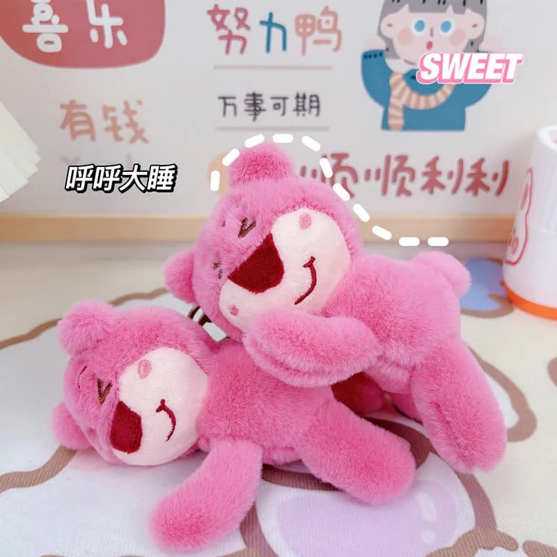 Portachiavi in peluche di Lotso, simpatico ciondolo a forma di animale di peluche, ornamento da appendere al zaino, all'ingrosso, adorabile in posizione sdraiata
