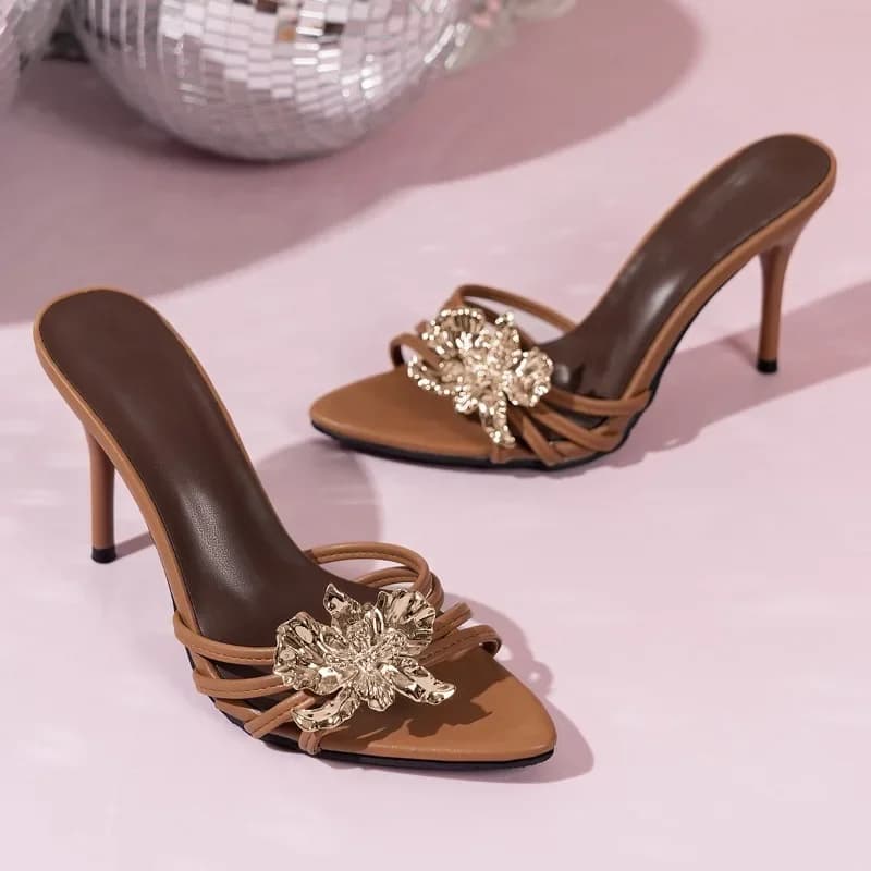 Sandali e pantofole da donna nell'estate 2025 Nuovi infradito con tacco alto a spillo Sandali di fascia alta con fiori dorati