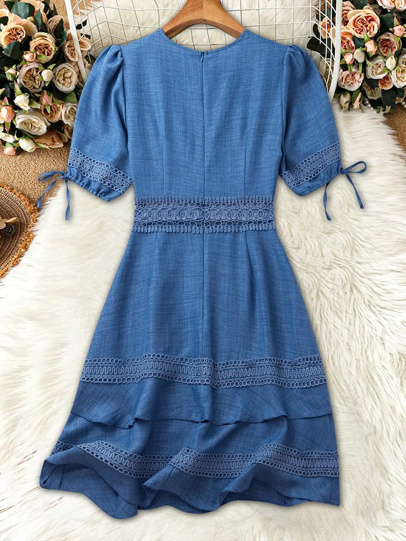 Mini abito a strati con maniche a sbuffo e bordi in pizzo blu per donna, estivo