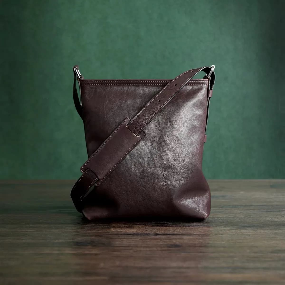 Borsa per notebook in pelle di vacchetta importata, fatta a mano e personalizzata, dal design classico, originale, casual e morbido.