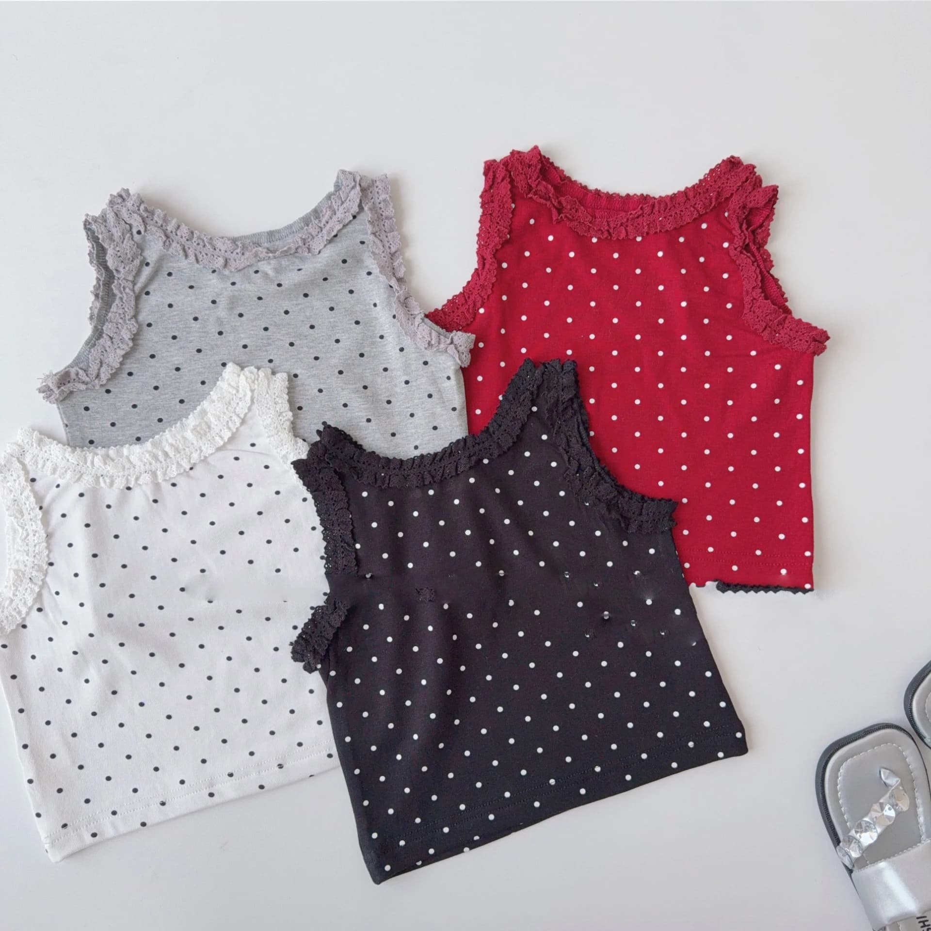 2025 Estate Nuovi bambini T-shirt senza maniche Moda ragazze Polka Dot Sling Vest Cotone Neonata Top in pizzo Abbigliamento per bambini