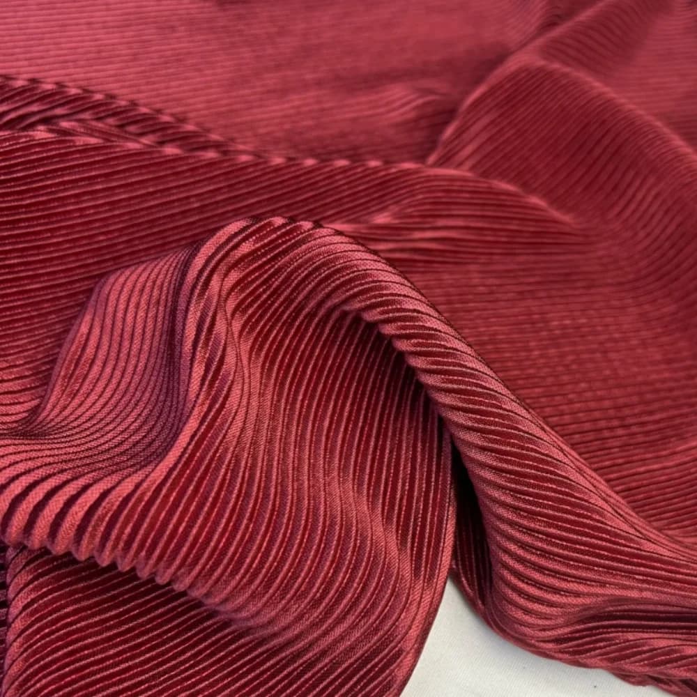 Tessuto plissettato rosso vino opaco per abiti, pantaloni e set coordinati, venduto al metro, ideale per il fai da te e il cucito.