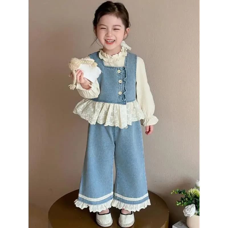Abbigliamento per bambini, nuovo stile, completo blu da bambina in tre pezzi con camicia in pizzo, jeans in pizzo e gilet per outfit primaverili e autunnali alla moda.