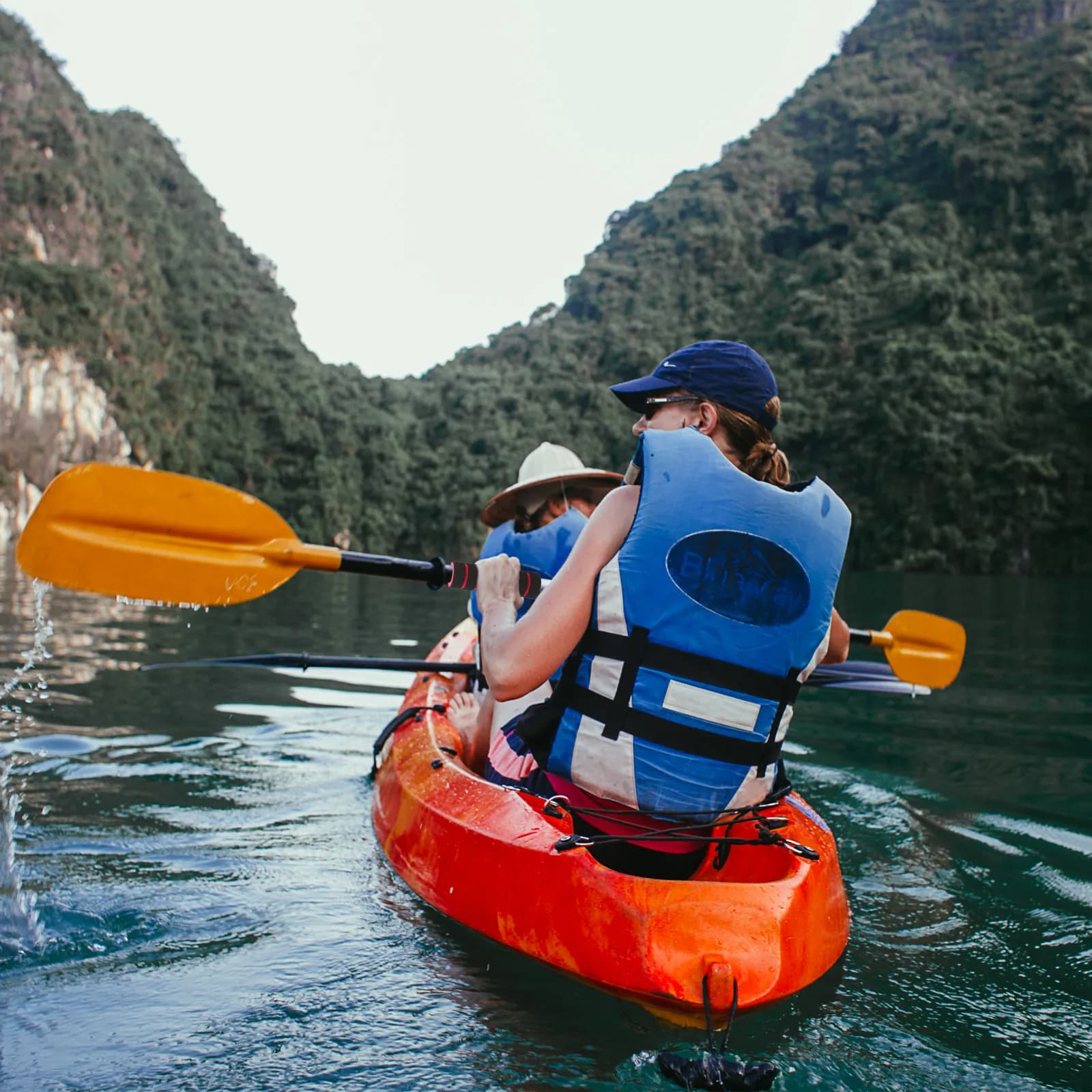 2 Paia di Impugnature Colorate in Spugna per Pagaie da Kayak, Manicotti Antiscivolo Imbottiti per una Pagaia Efficiente, Protezione per le Mani e la Canna da Pagaia