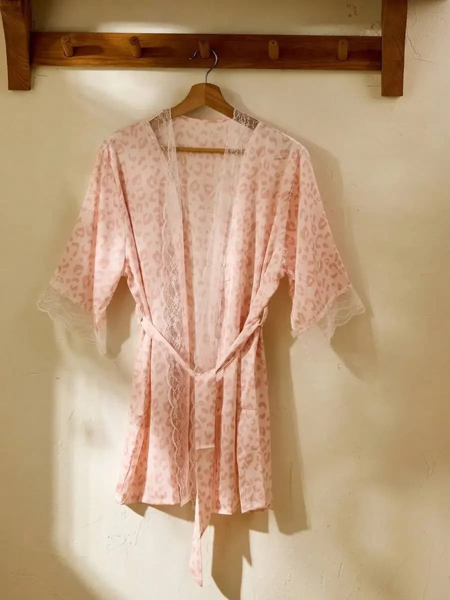 Cirelle 1PC Pigiama con stampa leopardata primavera/estate con finiture in pizzo, vestaglia da donna in seta ghiaccio, vestaglia da bagno, vestaglia da mattina, adatta per