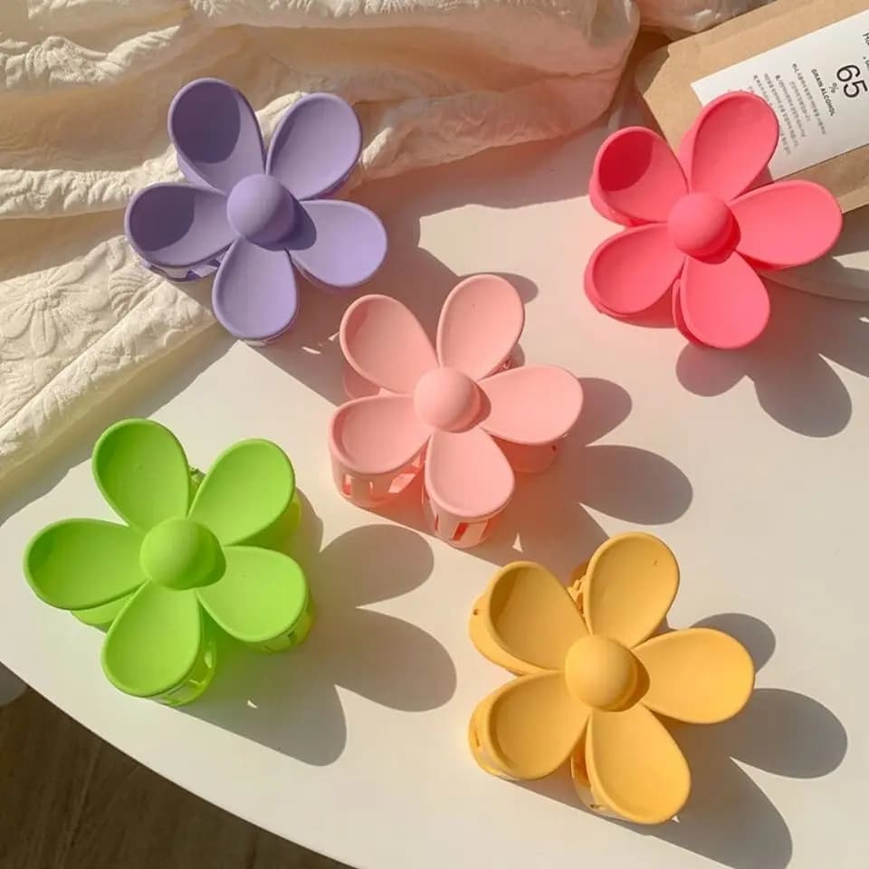1 hair clip with caramel color flower, simple temperament shark clip for high horsetail, styling accessory on the back of the head
