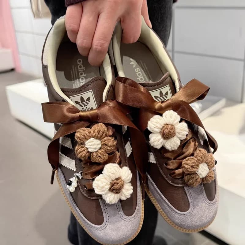 Lacci per scarpe con finitura satinata Combina autunno inverno Maillard Marrone Fiore lavorato a maglia Lacci Fibbie Decorazione fai da te Scarpe da ginnastica da allenamento DE