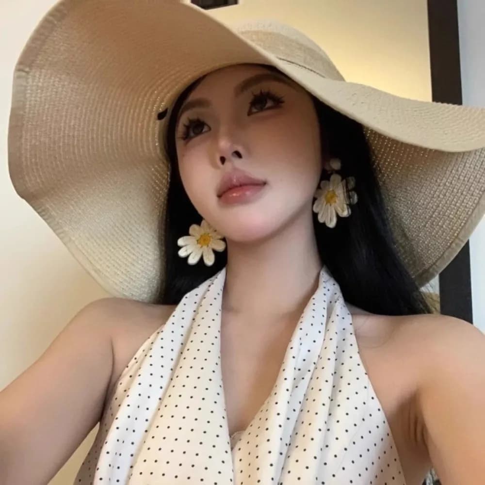 Foldable Wide Brim Straw Sun Hat Oversize Sunscreen Weave Sun Cap Bowknot Ribbon Visor Sun Protection Hat Travel
