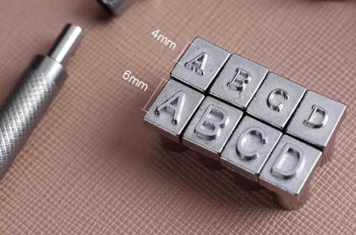 Set di 37 Punzoni in Metallo per Pelle con Alfabeto e Numeri da 4mm e 6mm, Kit Professionale per Incisione e Stampa