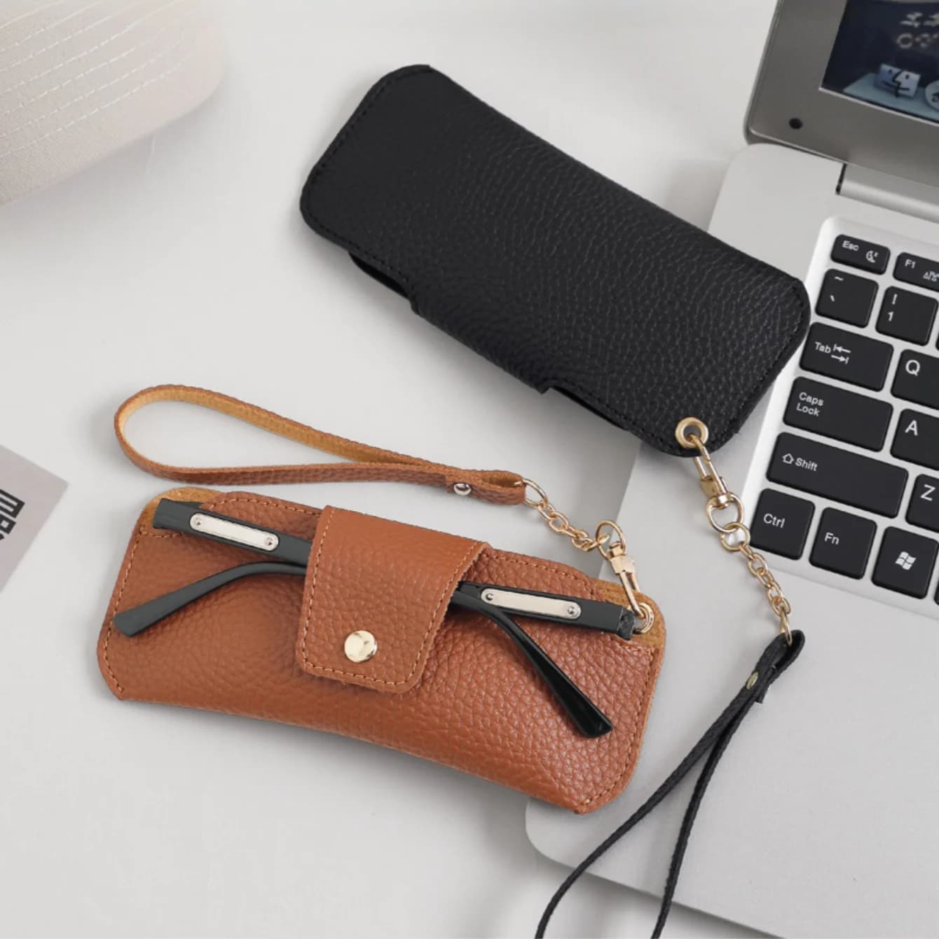 Nuova Borsa Creativa per Occhiali da Appendere al Collo Occhiali da Sole per Esterni e Borsa Portaocchiali. Materiale in pelle con catena in metallo inclusa