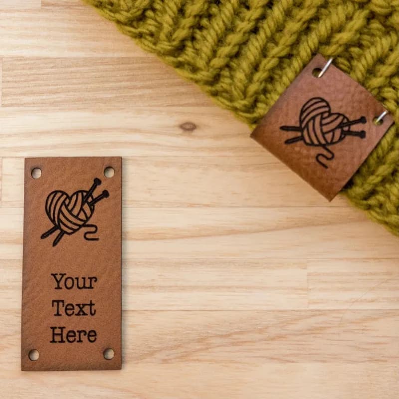 30 etichette con logo in pelle personalizzate per uncinetto Etichette fatte a mano per cucire per lavorare a maglia di vestiti Etichetta per cappelli per indumenti con piega centrale personalizzata