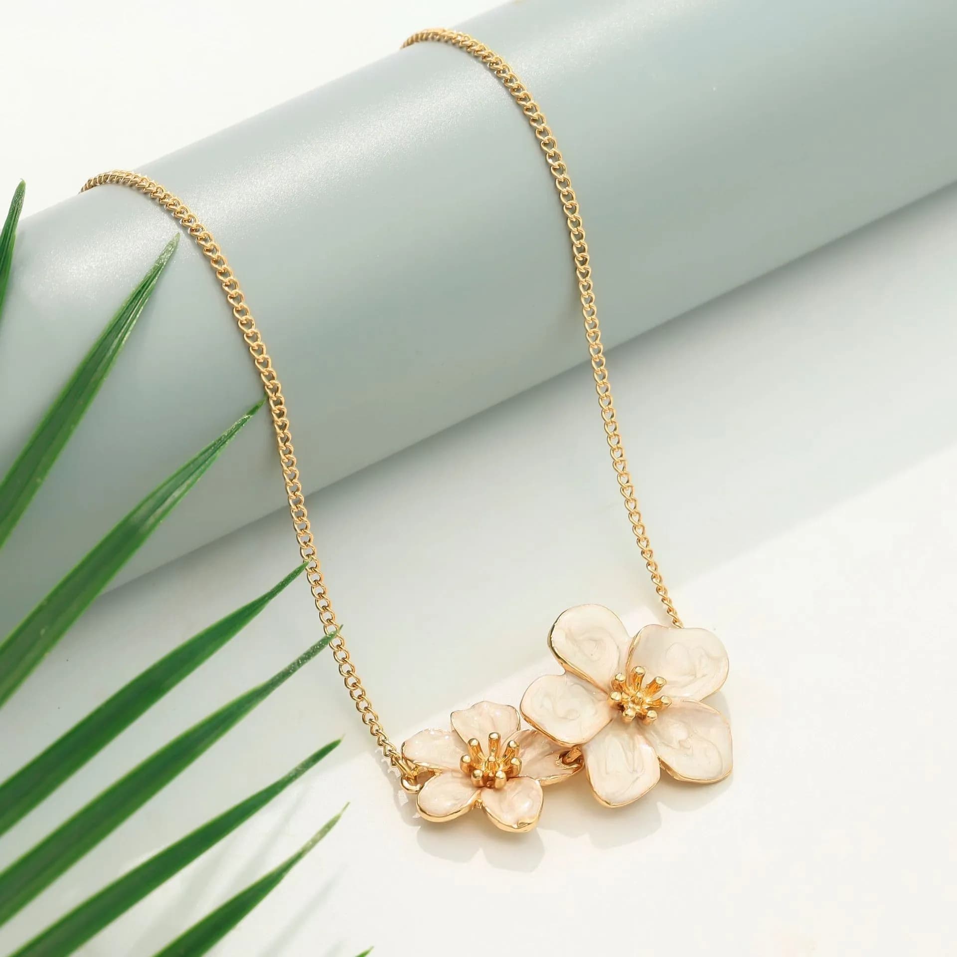 Collana con fiori bianchi in stile dolce e raffinato, da donna, super elegante, leggera, lussuosa e versatile.