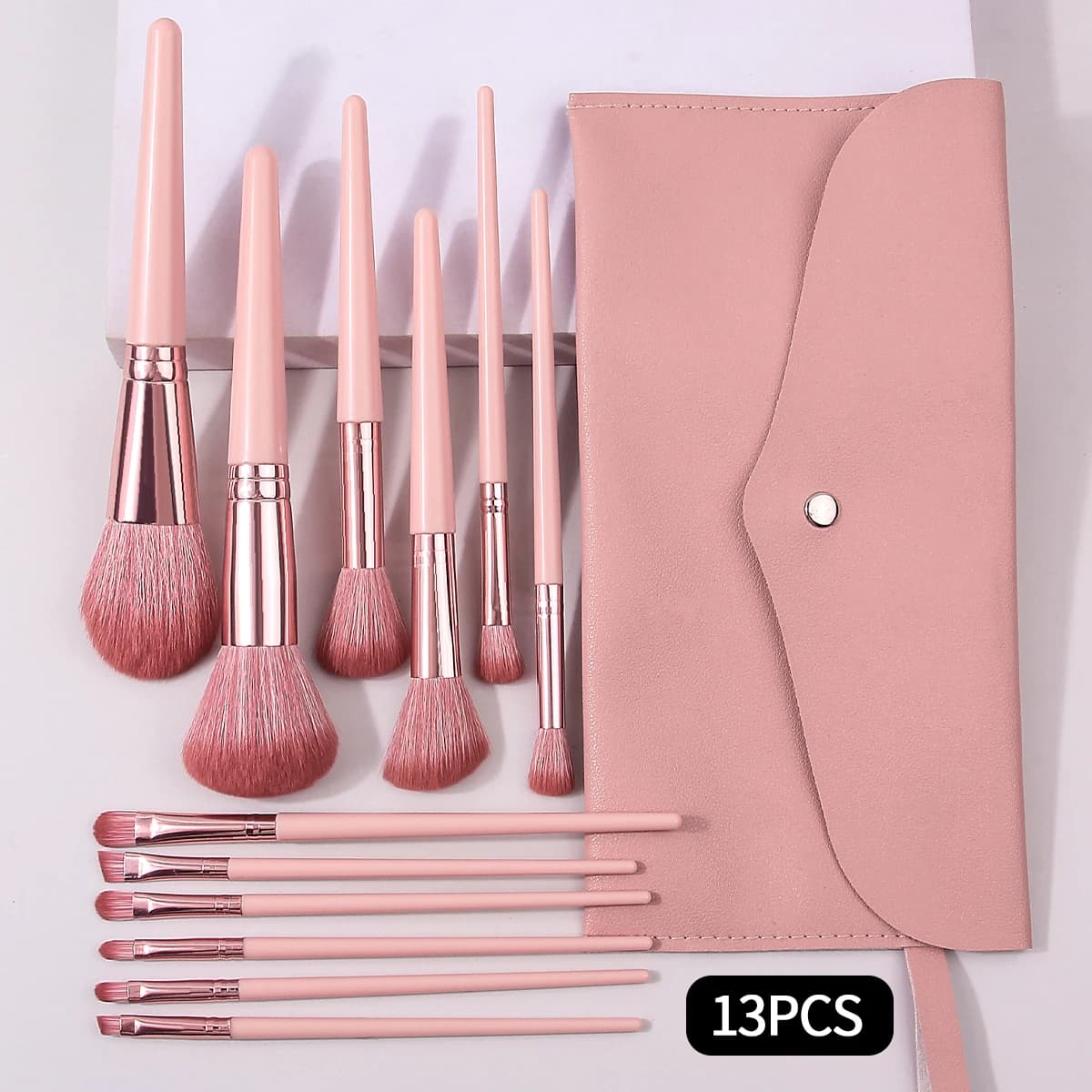 Il set di pennelli per trucco da 13 pezzi viene fornito con una busta portatile, una borsa per pennelli per trucco, fard, cipria sfusa e pennelli per eyeliner
