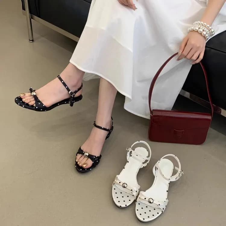 Sandali coreani con fiocco a pois e cinturino singolo da donna, tacco basso, punta aperta, piccola sfera dorata, ciabatte alla moda, dolci ed eleganti