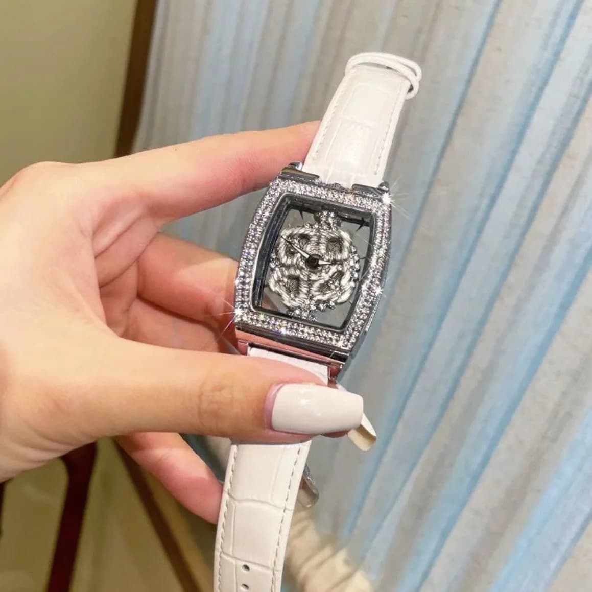 Nuovo Orologio da Donna di Lusso alla Moda, Tonneau Rotante, con Strass, Retro Trasparente, Cinturino in Pelle, Orologio al Quarzo da Polso per Signore, Regalo
