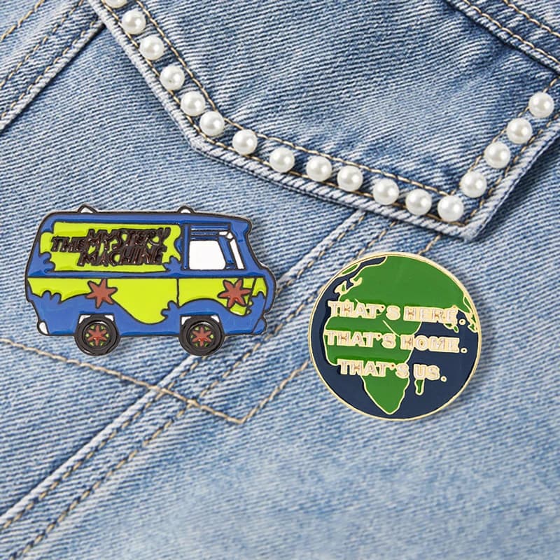 Spilla ambientale verde terra Pin camicia borsa risvolto spille divertente distintivo gioielli la macchina misteriosa cartone animato viaggio Bus auto smalto