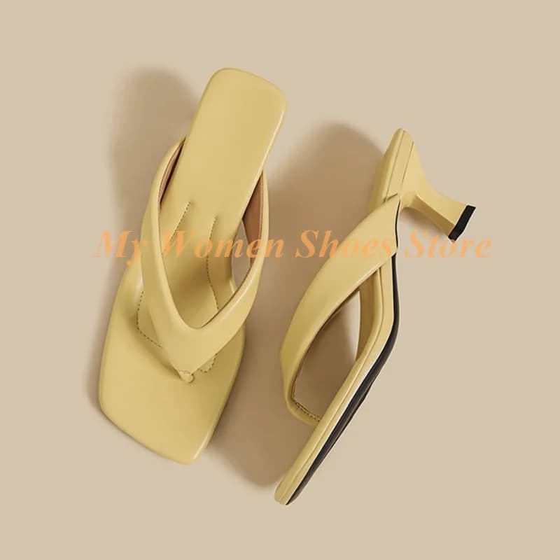 Sandali infradito con tacco a spillo e punta quadrata, colori nude, nero, giallo, moda estate 2026, scarpe eleganti da donna in pelle opaca, slip-on.