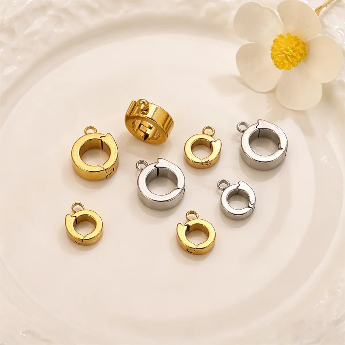 2 Pezzi Chiusure Rotonde per Gioielli in Acciaio Inossidabile Placcato Oro 18K, Connettori Durevoli per Collane e Bracciali, Forniture all'Ingrosso