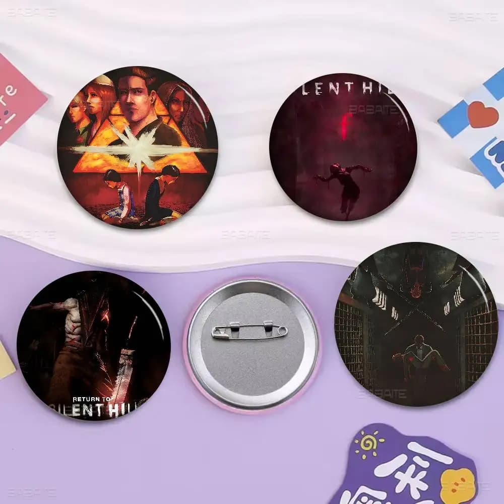 Spilla in Latta Fatta a Mano da 58mm con Icona Anime del Film Classico Horror Thriller Silent Hill, Ornamento per Zaini e Vestiti, Regalo