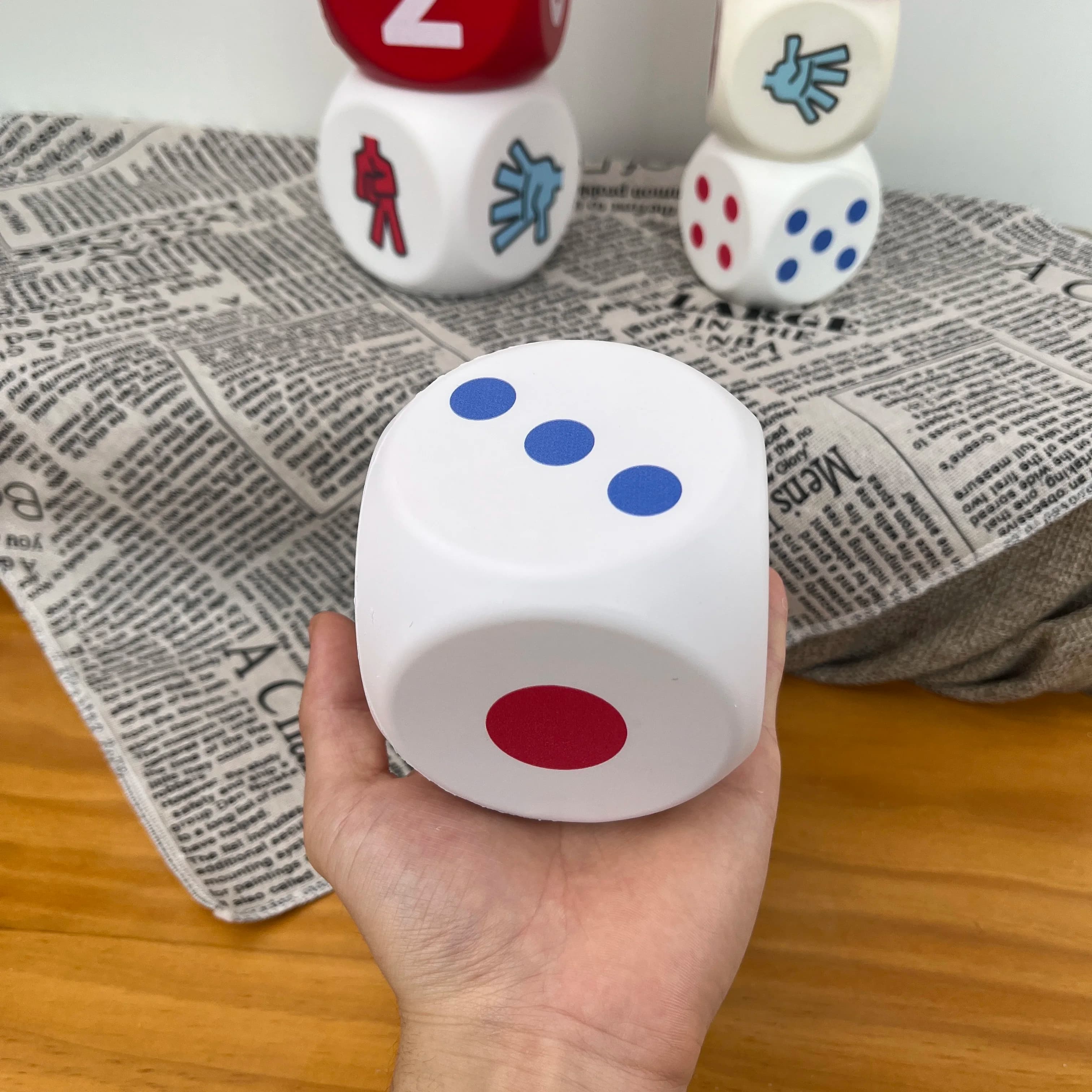 funnysquee Palla antistress per dadi grandi, Squishies per dadi in schiuma da 3,1 pollici Giocattoli per giochi da tavolo per bambini, per ottenere i tuoi numeri fortunati