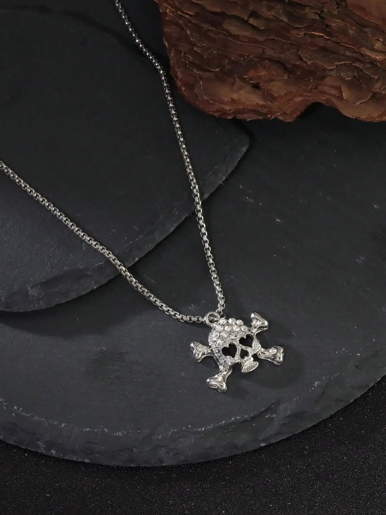 Collana con ciondolo a forma di teschio con strass per adulti