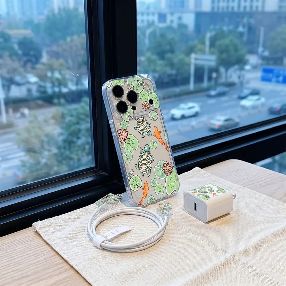 Set Protettivo Lucky Pond: Cover Trasparente + Protezione Cavo Caricabatterie per iPhone 17 16 15 14 13 Pro Max