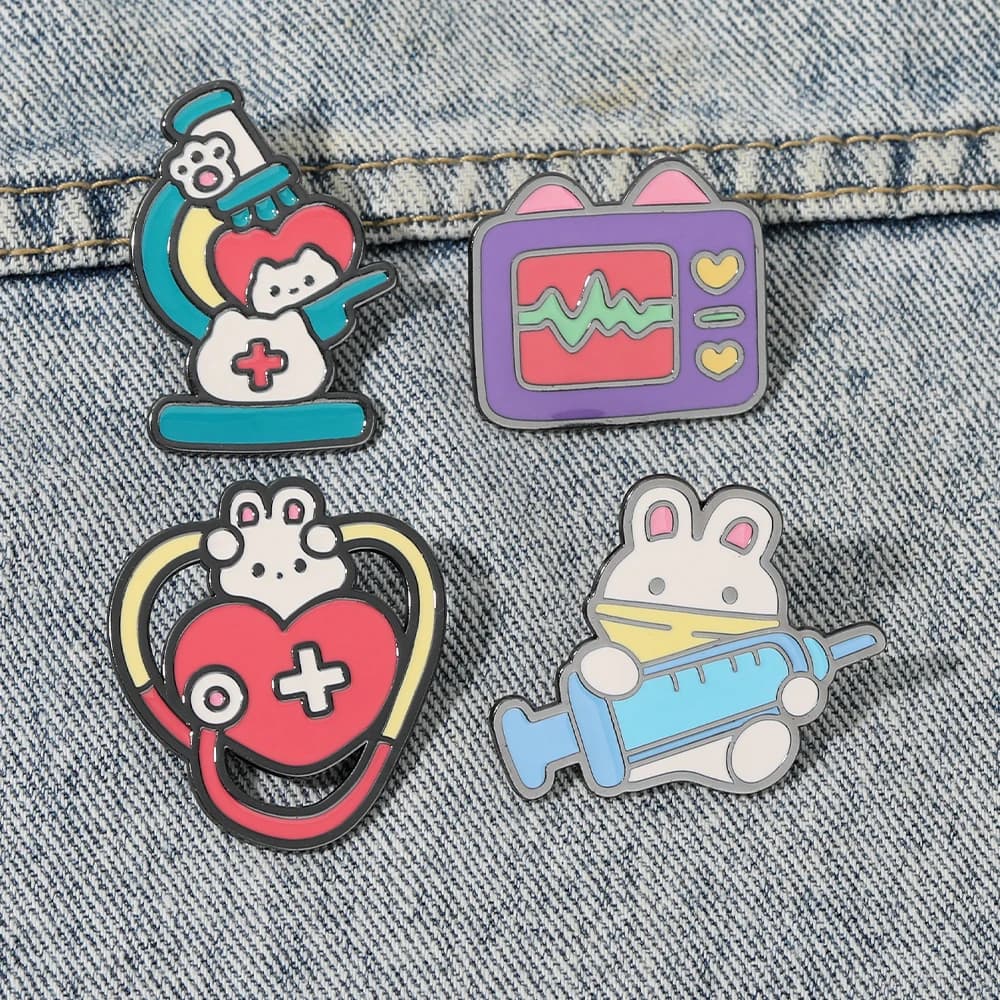 4 stili di cartone animato coniglio infermiera dottore design spille smaltate stetoscopio carino microscopio ECG modello siringa spille animali coniglietto