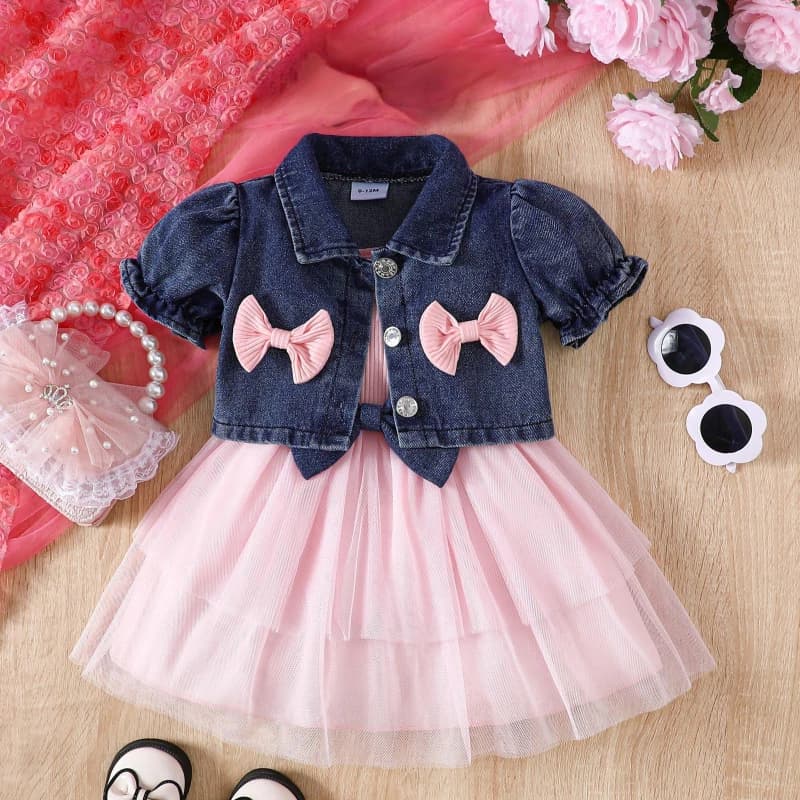 Set di abiti a tracolla per ragazze primaverili ed estivi, abito in rete con fiocco alla moda per neonati e bambini piccoli e cappotto in denim a maniche corte, abito a due pezzi
