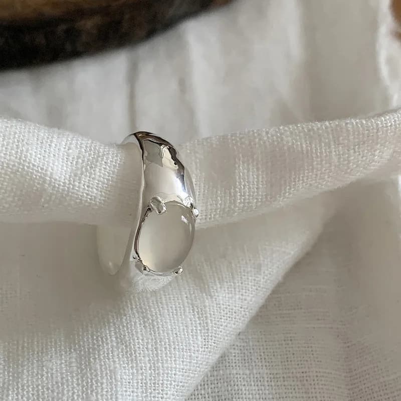 Anello di calcedonio bianco litchi per donna, lusso leggero, nicchia, sensazione di fascia alta, anello per dito indice, stile cinese, semplice, anello di fascia alta, nuovi gioielli