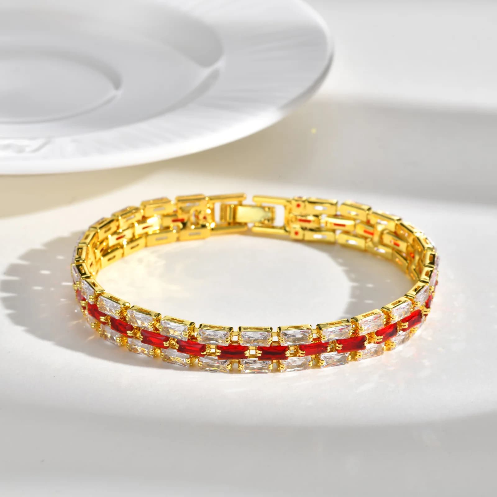 Bracciale di Lusso con Zirconi Rossi Scintillanti, Cinturino per Orologio Placcato Oro, Bracciale a Maglie Spesse per Donne, Gioiello Impilabile per Feste e Uso Quotidiano, Regalo