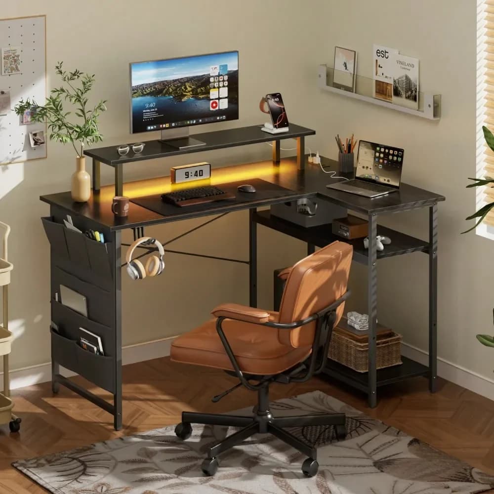 Scrivania a L da 43 Pollici con Presa di Corrente, Scrivania Angolare da Gaming con Luci LED, Tavolo da Ufficio Domestico con Ripiani Portaoggetti