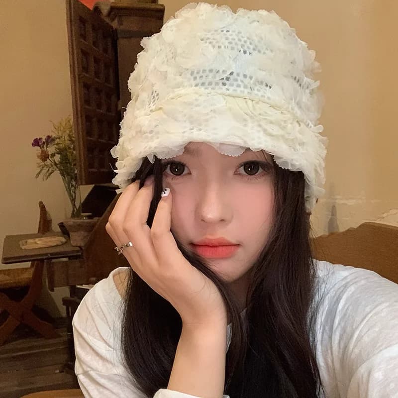 Cappello pullover cavo con fiore tridimensionale pieghettato bianco moda coreana Berretto da donna sottile e traspirante primaverile ed estivo