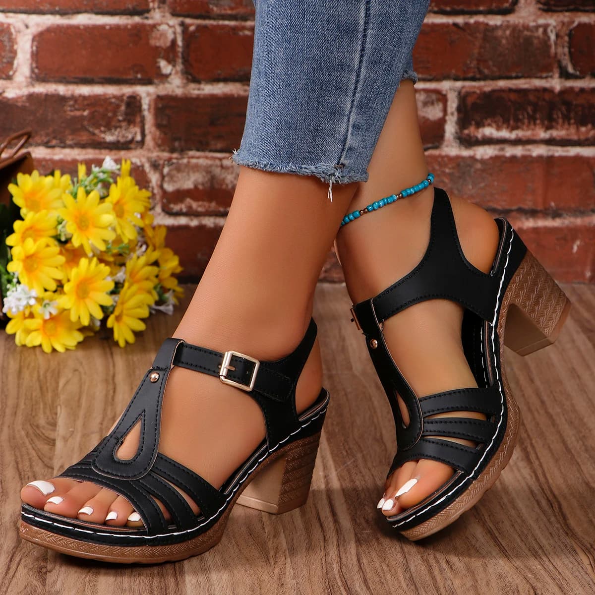 Nuovi sandali stile romano per tacchi alti estivi con cinturino singolo e tacchi spessi casual in velcro da donna