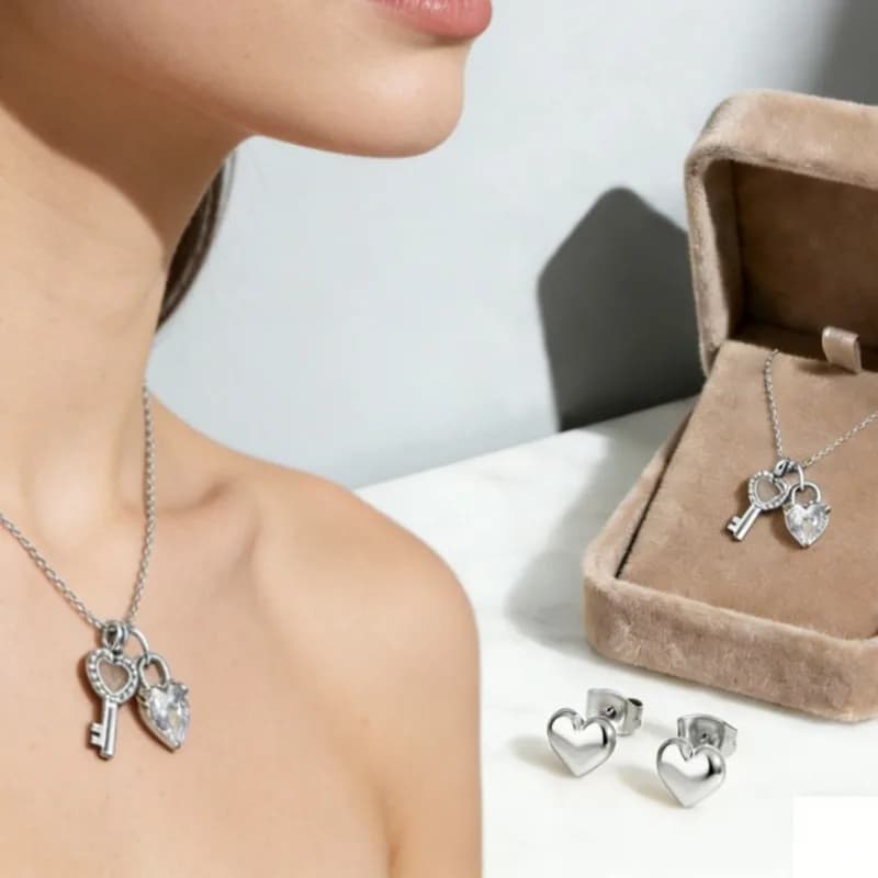 Set di Gioielli in Acciaio Inossidabile con Collana e Orecchini a Forma di Lucchetto d'Amore, Lusso Discreto e Versatile in Titanio