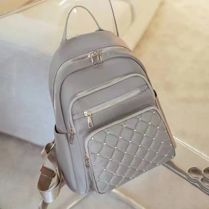 Zaino nero da donna alla moda con design trapuntato con borchie per l'uso quotidiano Gite sui pendolari Pratica borsa alla moda versatile