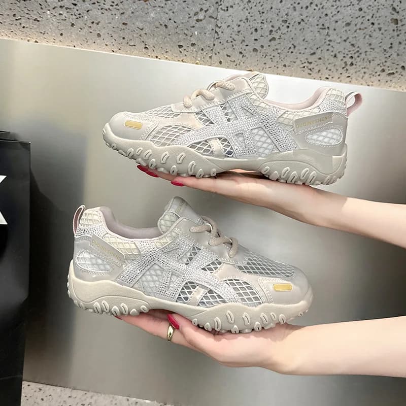 2025 Scarpe da ginnastica con plateau da donna in mesh traspirante estivo Scarpe casual comode alla moda con legatura incrociata Scarpe da corsa antiscivolo cave