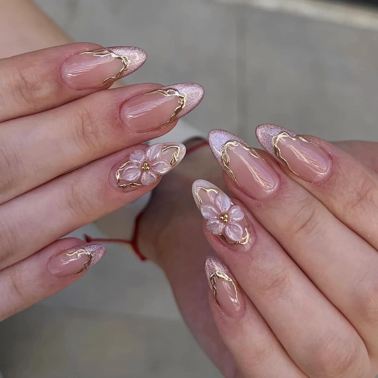 3D Flowers Fake Nails with Glossy Cat Eyes Golden Frame Strips Design Medium Almond Nail Tips Full Cover Reusable Press on Nail