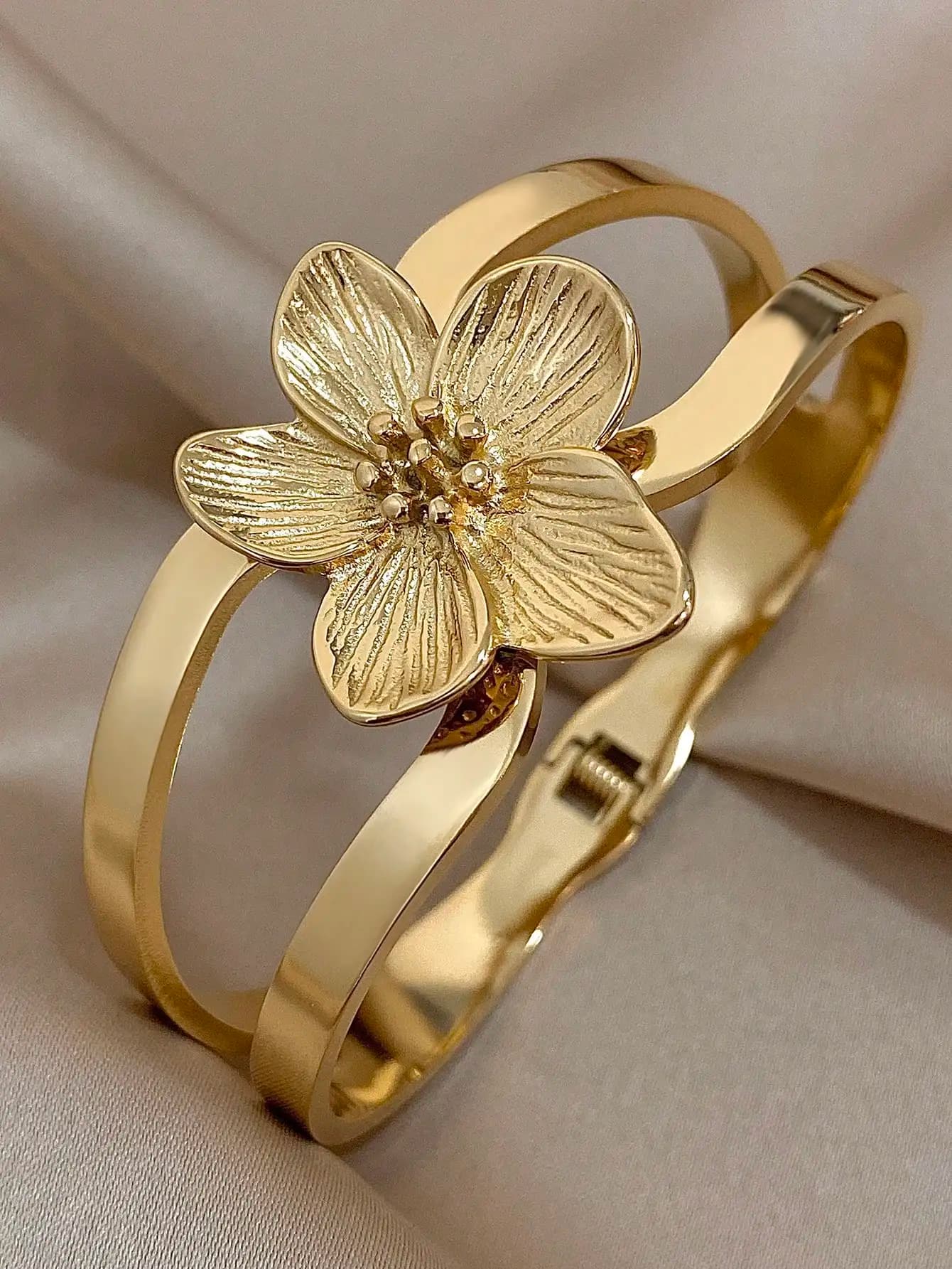 Bracciale a Polsino Floreale Dorato per Donne, Gioiello Elegante per Uso Quotidiano e Feste