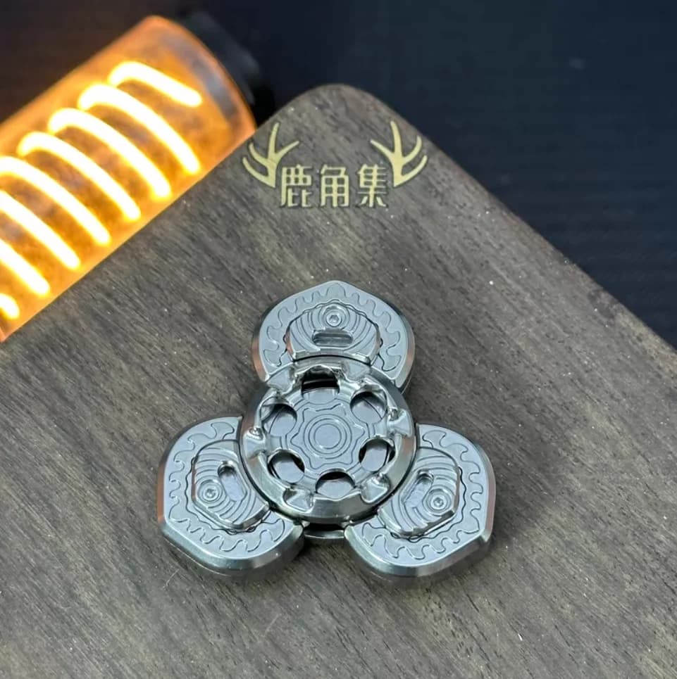 Giocattolo di decompressione fidget spinner in titanio EDC YOLO Manibao usato