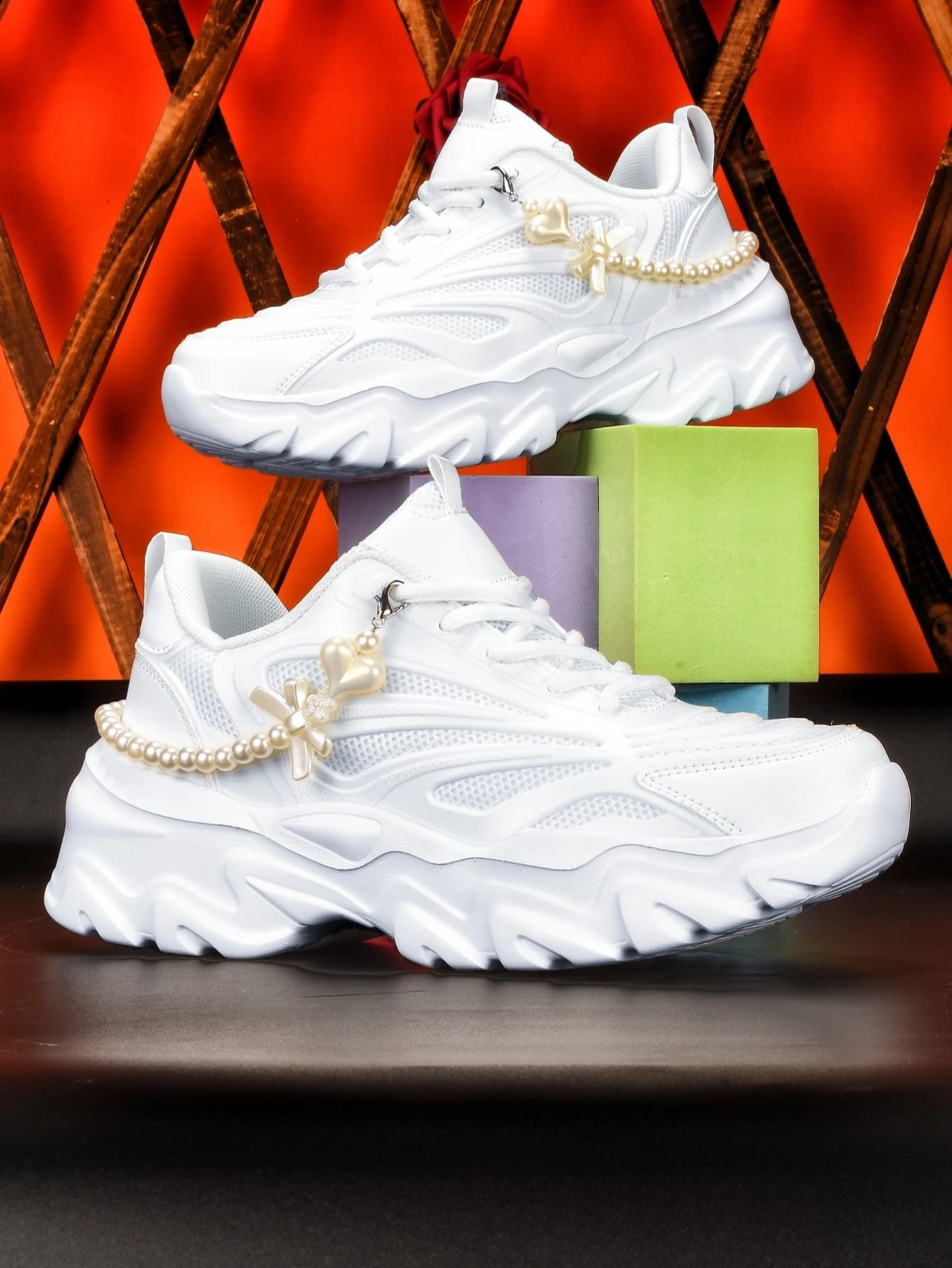 Scarpe da donna con suola spessa e rialzo di 5 cm, stile Y2K Spicy Girl, alla moda con fiocco a forma di cuore, decorazione con catena di perle, mesh traspirante, suola irregolare in EVA, sneakers casual bianche, trendy per uscite quotidiane, pendolarismo, design unico, adatte agli studenti, versatili per il campus, scarpe sportive comode da donna