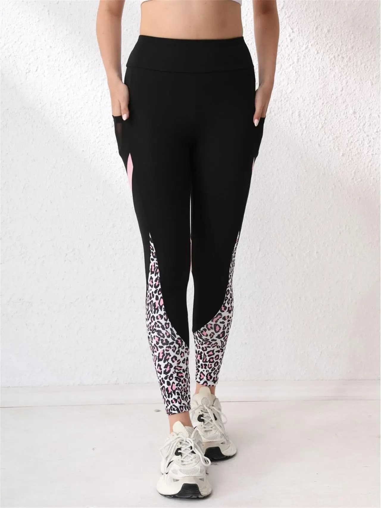 Pantaloni da yoga con tasca dimagrante, pantaloni lunghi fitness dimagranti con stampa leopardata, donne sportive all'aria aperta a vita alta