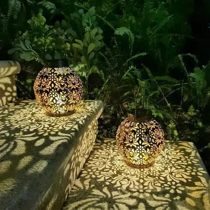 Lanterna solare a LED con proiezione in ferro battuto - Lampada a sospensione impermeabile per esterni per giardino/cortile, illuminazione decorativa cava
