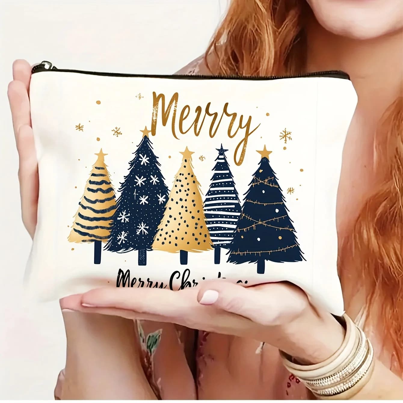 A Christmas themed makeup bag: nice multifunctional case with zipper for woman, bag to store jewelry