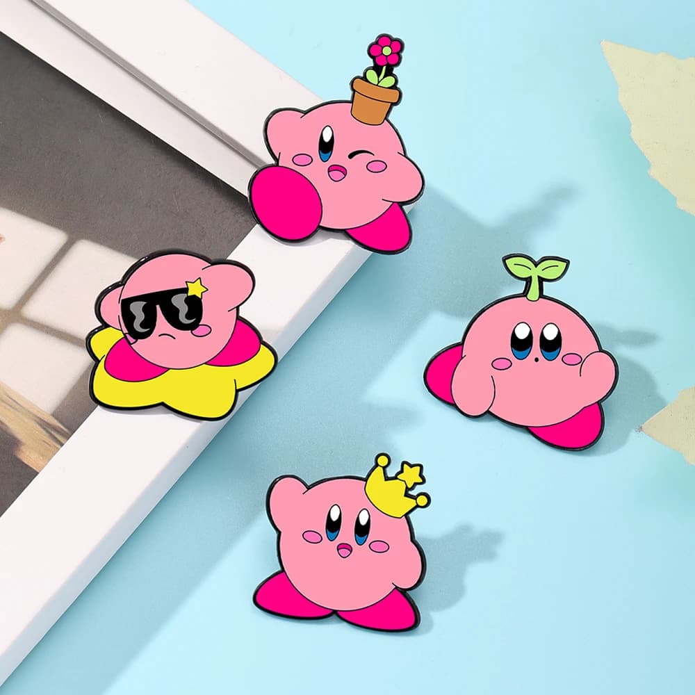 Set di 4 spille smaltate a forma di cartone animato Kirby, graziose spille da bavero, gioielli alla moda per donna, accessori per zaini e jeans - Collezione 2026