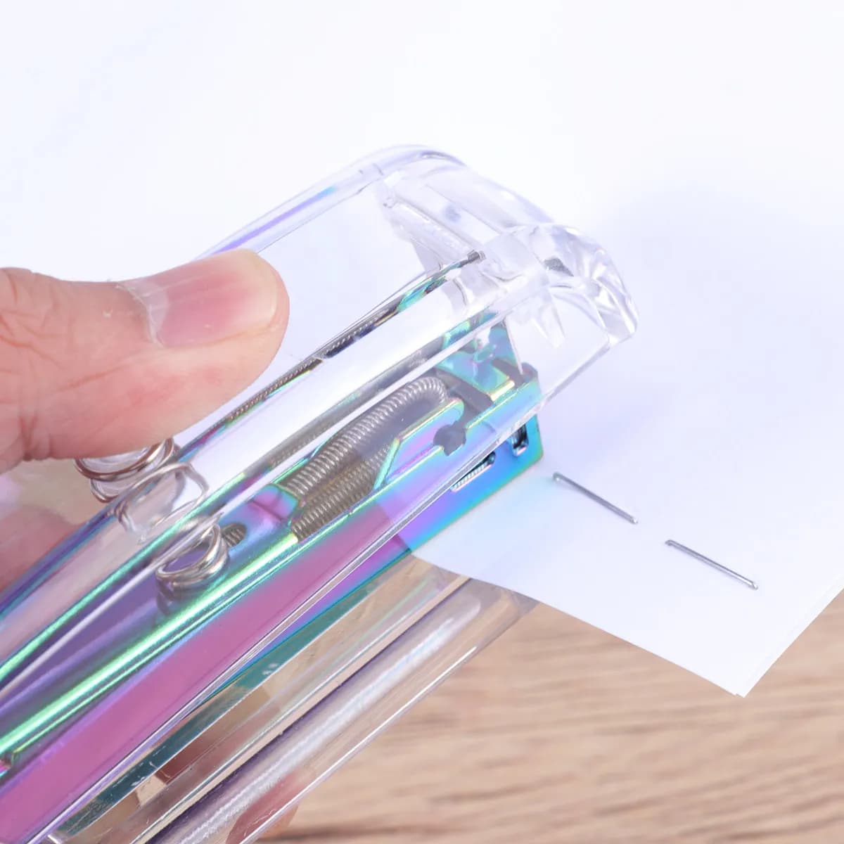 Cucitrice da Scrivania dal Design Classico e Moderno, Bordi Trasparenti e Colorati, Regalo Perfetto per Ufficio, Scuola e Casa, Include Scatola e Graffette