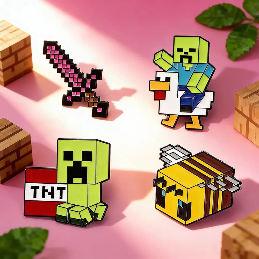 Set di 4 Simpatici Spille Smaltate a Tema Gaming: Pollo Zombie, Jockey e Ape Pixel - Ispirate al Gioco Sandbox, Regalo Divertente per Gamer